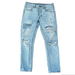 AE TOMGIRL DISTRESSED JEANS